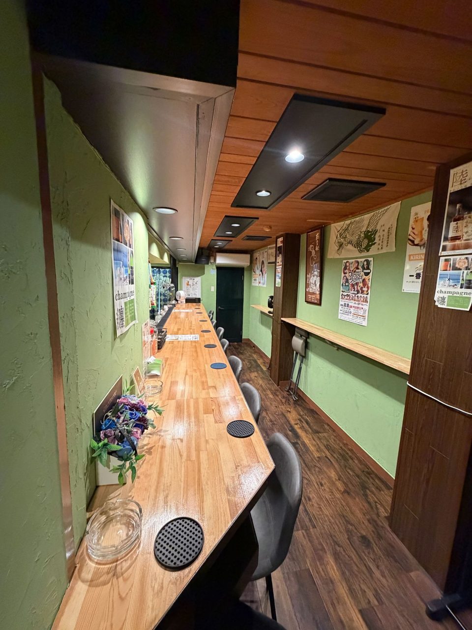 入口側から見た店内。右に長いカウンター、左の壁に立ち飲み台