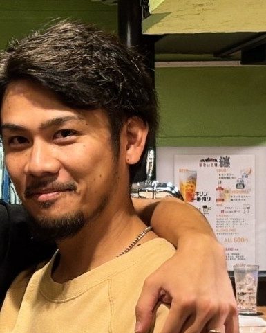 店に立つ庄一さん。ベージュのトレーナー姿